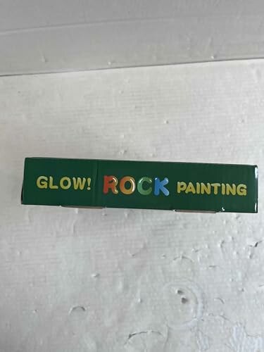 Groene doos met tekst 'Glow! Rock Painting'.