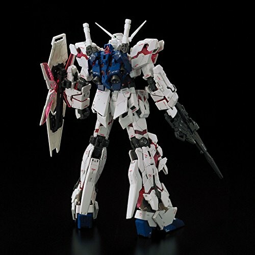 Witte en rode Gundam-modelrobot met schild en geweer