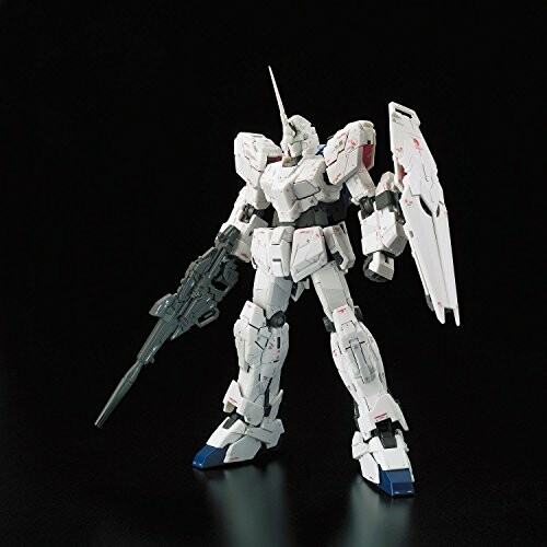 Witte Gundam-robotmodel met schild en geweer