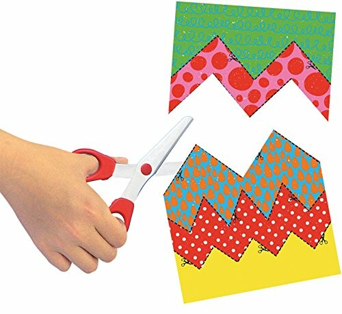 Hand knipt kleurrijk papier met schaar