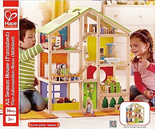 Kinderen spelen met een poppenhuis