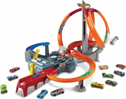 Hot Wheels-racebaan met kleurrijke speelgoedauto's.