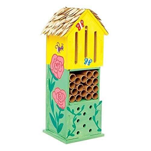 Houten insectenhuis met bloemen en vlinders.