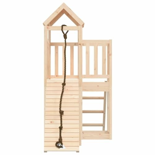 Houten klimtoren met touwladder voor kinderen.