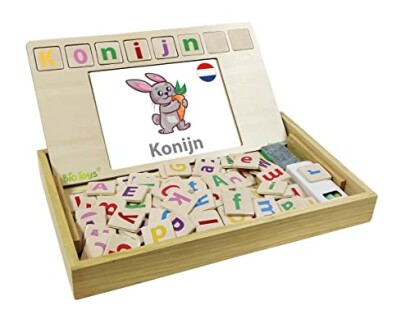 Houten puzzelspel met konijn en alfabet letters.