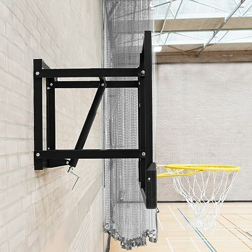 Wandgemonteerd basketbalnet in een sporthal