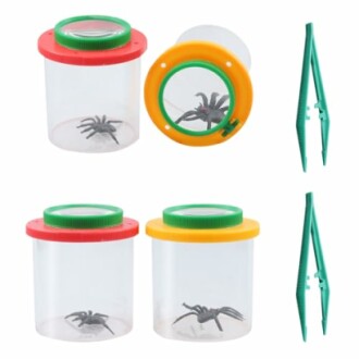 Insectenverzamelpotjes met speelgoedspin en pincet