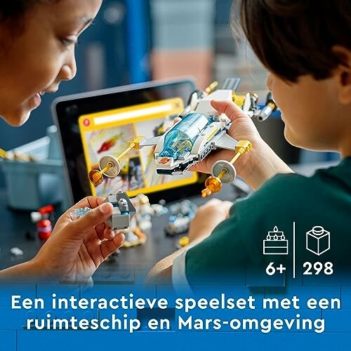 Kinderen spelen met een ruimteschip bouwset voor Mars.