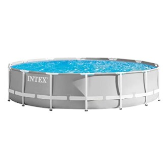 Ronde Intex bovengrondse zwembad met helder blauw water.