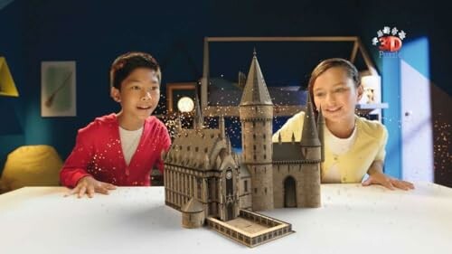 Kinderen kijken naar een 3D-puzzel van een kasteel.