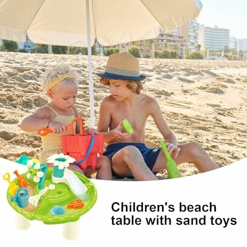 Kinderen spelen met zandtafel op het strand