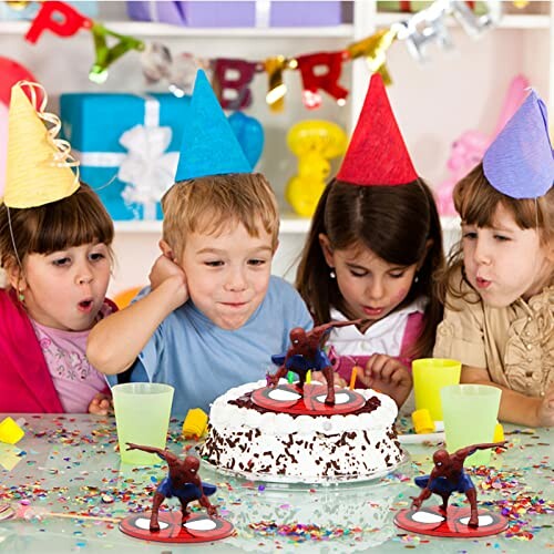 Kinderen vieren een verjaardagsfeest met een taart en feestmutsen.