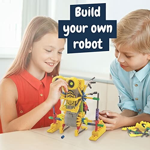 Kinderen bouwen een robot met speelgoed