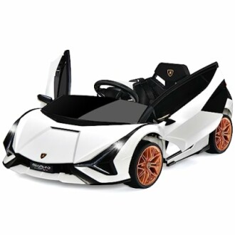 Witte elektrische kinderauto in Lamborghini-stijl.