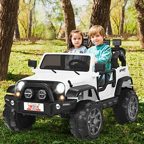 Kinderen rijden in een elektrische speelgoedauto in het bos.