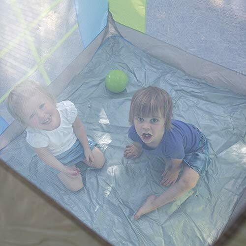 Twee kinderen spelen in een tent met een bal