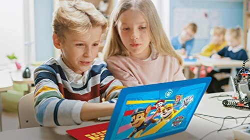 Twee kinderen gebruiken een kleurrijke laptop in de klas.