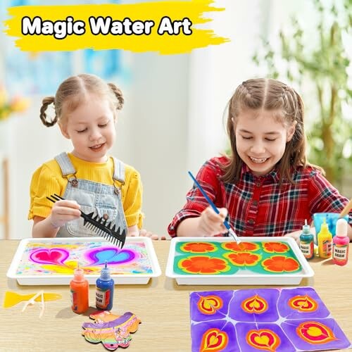 Kinderen maken waterkunst met verf en borstels