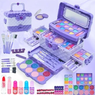 Paarse make-up set voor kinderen met borstels en accessoires.