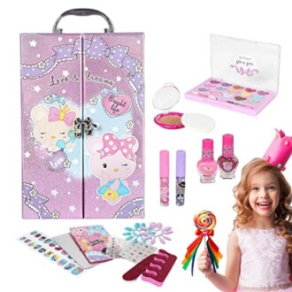 Kinderen make-up set met accessoires en meisje met lolly.