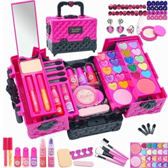 Kinder make-up set met kleurrijke cosmetica en accessoires.