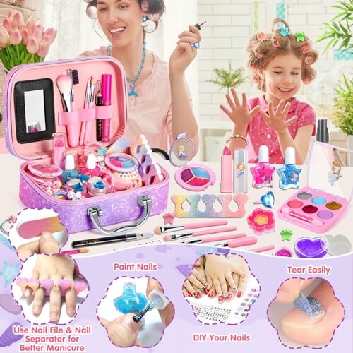 Moeder en dochter met speelgoed manicure set, kleurrijke nagellak en accessoires.