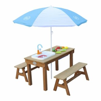 Kindertafel met parasol en speelgoed