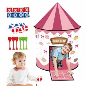 Kinderen spelen in een roze speeltent met spelaccessoires.