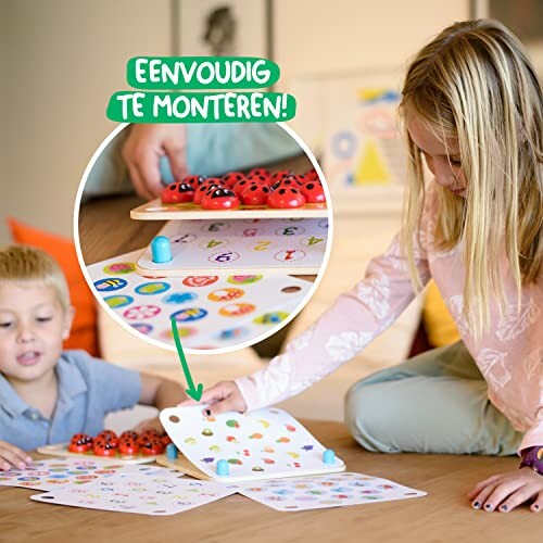 Kinderen spelen een bordspel op tafel.