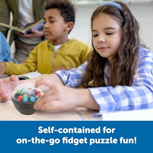 Kinderen spelen met fidget puzzel in klaslokaal.