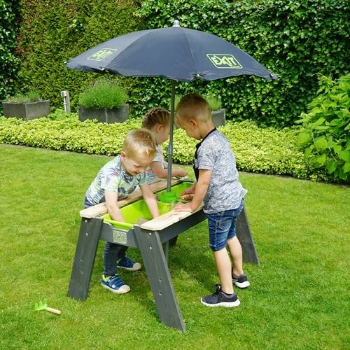 Kinderen spelen aan een tafel in de tuin.