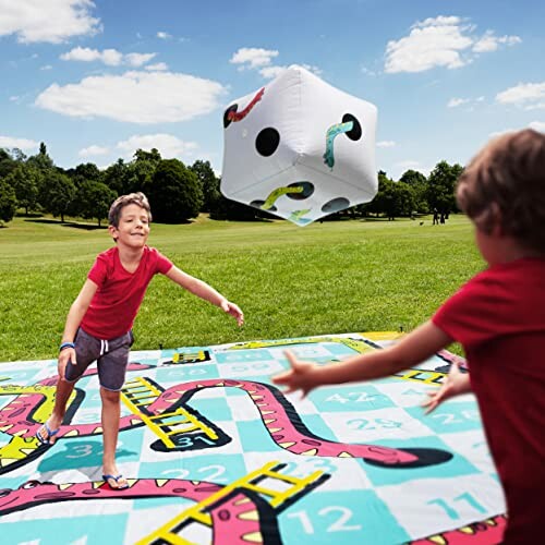 Kinderen spelen met een gigantisch dobbelspel buiten