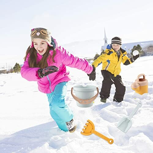 Kinderen spelen in de sneeuw met speelgoed