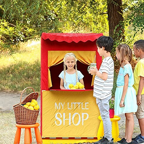 Kinderen spelen in een kleine winkel met citroenen.