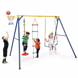 Kinderen spelen op een schommelset met basketbalring.