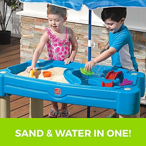 Kinderen spelen met zand- en watertafel.