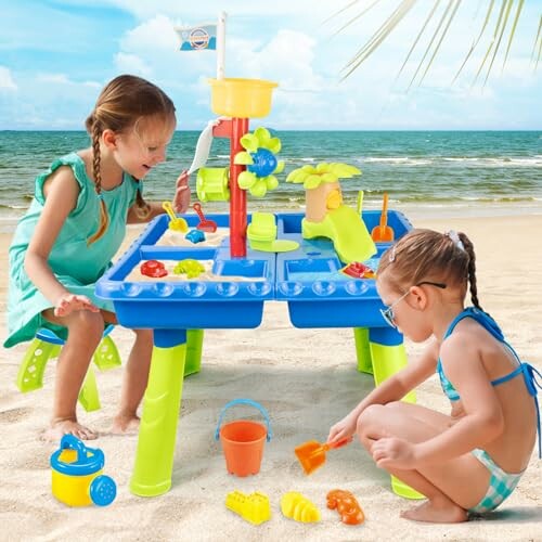 Kinderen spelen met zand- en watertafel op het strand.