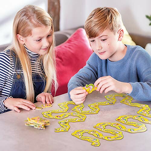 Kinderen spelen met slangpuzzel aan tafel.