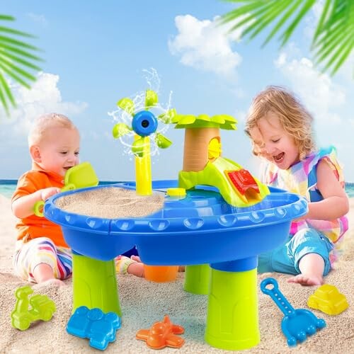 Kinderen spelen met water- en zandtafel op het strand.