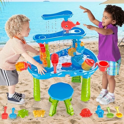 Kinderen spelen met watertafel op het strand