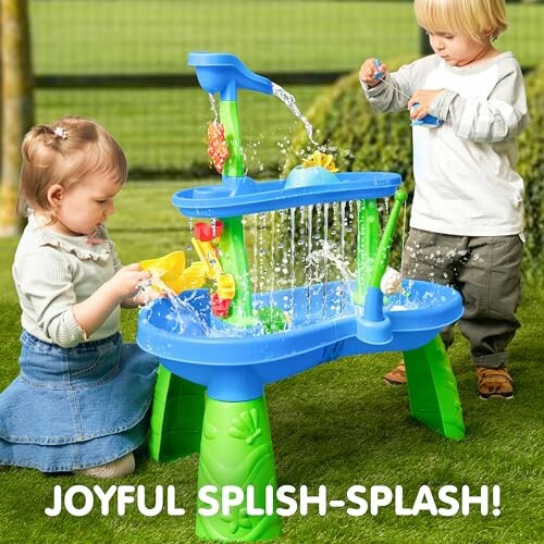 Kinderen spelen met watertafel op gras