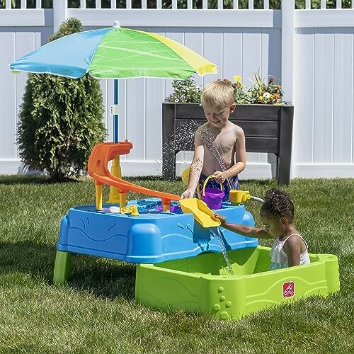 Kinderen spelen met watertafel in de tuin.