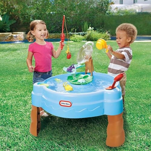 Kinderen spelen met watertafel in de tuin