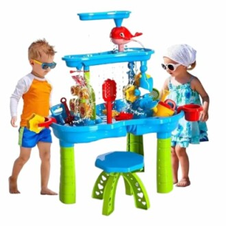 Kinderen spelen met watertafel speelgoed.