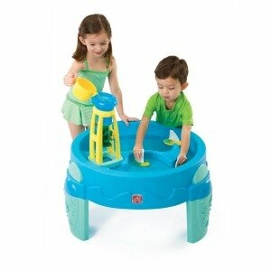 Kinderen spelen met watertafel