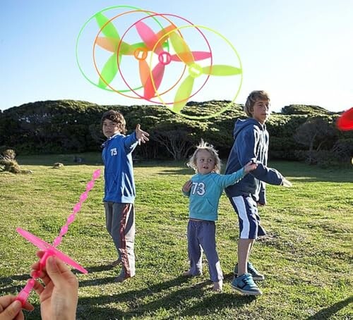 Kinderen spelen met vliegende speeltjes in het park.