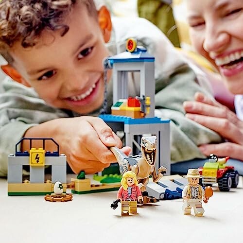 Kinderen spelen met LEGO-dinosaurussen