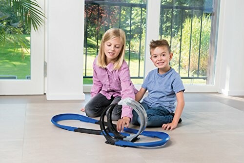 Kinderen spelen met speelgoedracebaan.