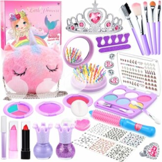 Make-up set voor kinderen met prinsessenaccessoires en kleurrijke cosmetica.