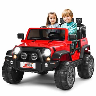 Kinderen rijden in een rode speelgoedjeep.